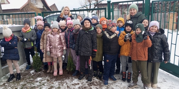 sadzenie_drzewka_klasy1 (2).jpg