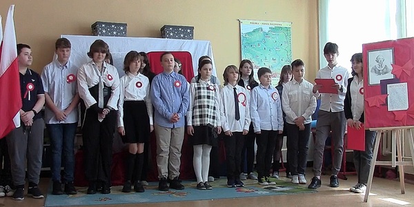 Święto_szkoły_apel_z_okazji_swieta_konstytucji_3_maja.jpg
