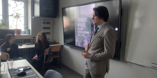 spotkanie_klas_8_z_przedstawicielem_ipn_3.jpg