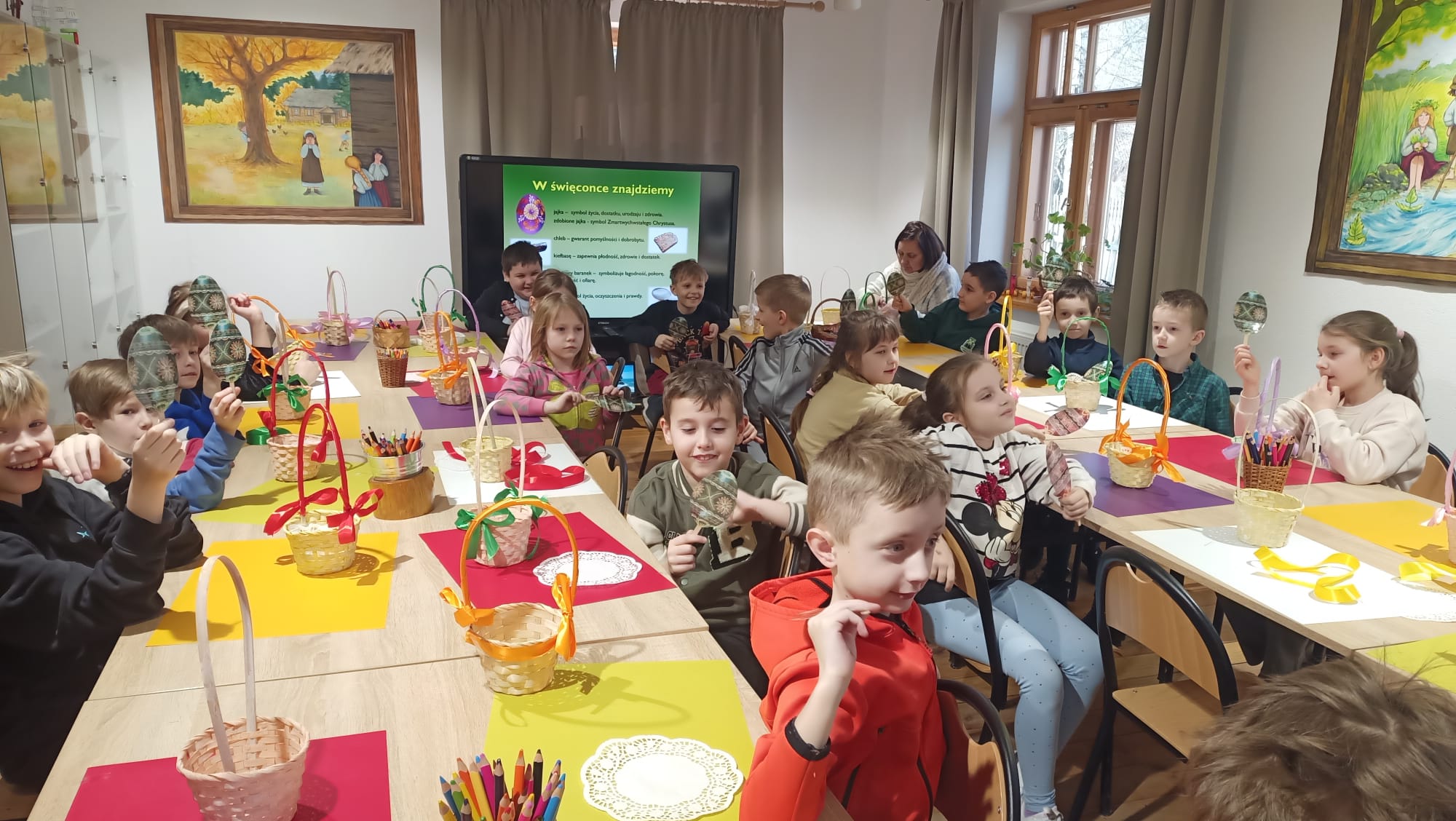 kolorowa_wielkanoc_w_skansenie_uczniowie_klas_2a_odkrywaja_tradycje_podlasia_18.jpg