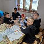 kolorowa_wielkanoc_w_skansenie_uczniowie_klas_3a_odkrywaja_tradycje_podlasia_15.jpg