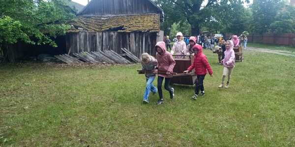wycieczka_klas_2a_i_2b_do_bobrowej_zagrody_w_siemianowce_1.jpg