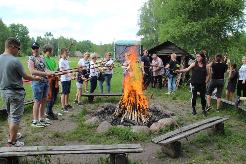 ognisko_klas_osmych_w_muzeum_wsi (16).JPG