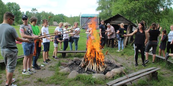 ognisko_klas_osmych_w_muzeum_wsi (16).JPG