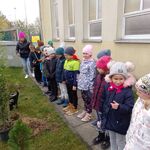 sadzenie_drzewek_przez_klasy_1 (3).jpg