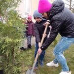 sadzenie_drzewek_przez_klasy_1 (6).jpg