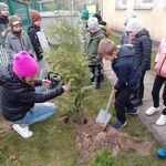sadzenie_drzewek_przez_klasy_1 (16).jpg